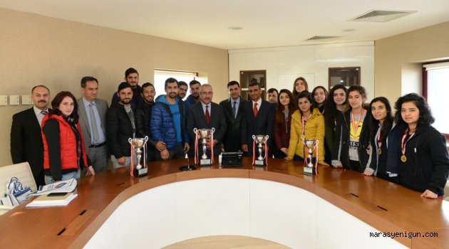 2016 Yılını Kupalarla Kapatan KSÜ Spor Takımları, Rektör Deveci’yi Ziyaret Etti