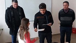 AK Parti İlçe Başkanı Şakalar Karne Dağıttı.