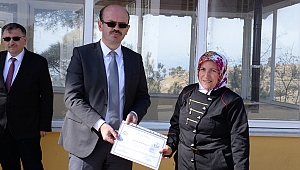 BAŞARILI KURSİYERLERE SERTİFİKA TÖRENİ