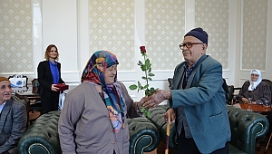 BİR YASTIKTA YARIM ASIRLIK ÇİFTLER