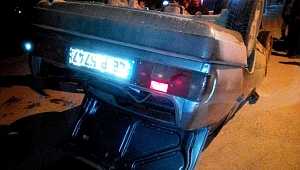 KÖPEĞE ÇARPMAMAK İÇİN MANEVRA YAPAN OTOMOBİL TAKLA ATTI: 3 YARALI