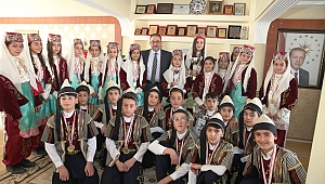 MİNİK HALK OYUNLARI EKİBİ ŞAMPİYONLUK HEYECANLARINI BAŞKAN GÜVENLE PAYLAŞTIRLAR…