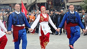ULUSLARARASI KAHRAMANMARAŞ KURTULUŞ GÜNÜ HALK OYUNLARI GÖSTERİLERİ BAŞLADI