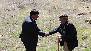 BAŞKAN ÇELEĞEN KOYUN OTLATAN VATANDAŞTAN EVET OYU İSTEDİ.