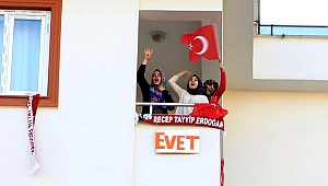 MERAL AKŞENER’E BALKONDAN ‘EVET’ PROTESTOSU