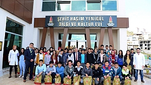 ONİKİŞUBAT BELEDİYESİ, TEOG HAZIRLIK ÖĞRENCİLERİNE SINAV SETİ HEDİYE ETTİ