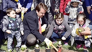 BAŞKAN ERKOÇ, ÖZEL ÇOCUKLARLA ÇİÇEK DİKTİ