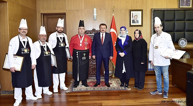 BAŞKAN ERKOÇ YEMEK YARIŞMASI ŞAMPİYONLARINI KABUL ETTİ
