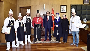 BAŞKAN ERKOÇ YEMEK YARIŞMASI ŞAMPİYONLARINI KABUL ETTİ