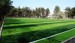 BÜYÜKŞEHİR’DEN SENTETİK ÇİM SERİM ÇALIŞMASI