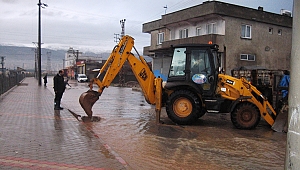 BÜYÜKŞEHİR İTFAİYESİ SU BASKINLARINA HIZLI MÜDAHALE