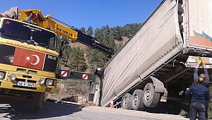 KAHRAMANMARAŞ’TA TIR ŞARAMPOLE DEVRİLDİ: 1 YARALI