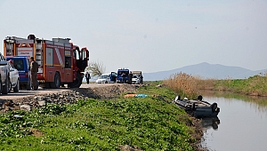 LASTİĞİ PATLAYAN OTOMOBİL KANALA UÇTU: 2 ÖLÜ, 1 YARALI