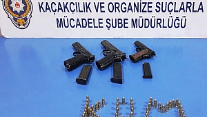 OTOMOBİLİN KAPISINDAN KAÇAK SİGARA, VİTES KUTUSUNDAN SİLAH ÇIKTI