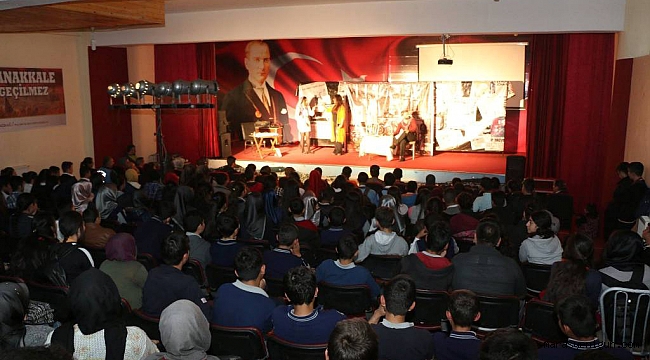 PAZARCIK’TA ‘LAFINI BALLA KESTİM’ İSİMLİ TİYATRO DÜZENLENDİ