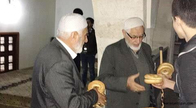 SAKARYA MAHALLE MUHTARINDAN GELENEKSEL SİMİT İKRAMI