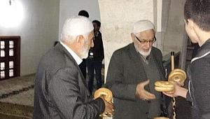 SAKARYA MAHALLE MUHTARINDAN GELENEKSEL SİMİT İKRAMI