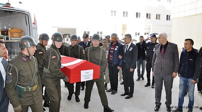 ŞEHİDİ CEZAYİR'DEN GELEN BABASI KARŞILADI