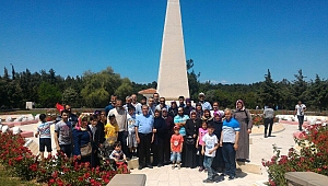 AFŞİNDER ANNELERİ, KINALI KUZULARINI ZİYARET ETTİ.