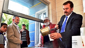 BAŞKAN ERKOÇ ÇORBA DAĞITTI