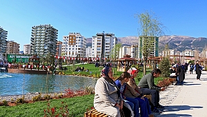 ALİYA İZZETBEGOVİÇ PARKI GECE GÜNDÜZ İLGİ ODAĞI