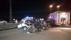 BARİYERLERE SAPLANAN OTOMOBİL HURDAYA DÖNDÜ: 1 ÖLÜ