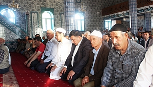 BAŞKAN ÇELEĞEN BAYRAM NAMAZINI MERKEZ CAMİİ'DE KILDI.