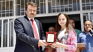 BAŞKAN ERKOÇ KARNE DAĞITTI