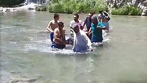 BORUNUN ÜSTÜNDEN GEÇERKEN SUYA DÜŞEN GENÇ, ÖLÜMDEN DÖNDÜ