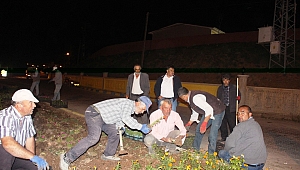 EKİNÖZÜ BELEDİYE İŞÇİLERİNDEN GECE MESAİSİ