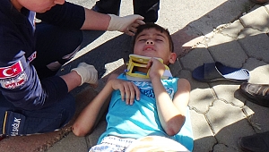  EKMEK ALMAYA GİDEN ÇOCUĞA OTOMOBİL ÇARPTI