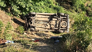 HAFİF TİCARİ ARAÇ ŞARAMPOLE UÇTU: 2 ÖLÜ, 6 YARALI