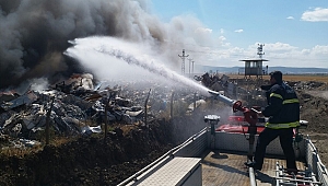  İTFAİYEDEN HURDALIK YANGININA MÜDAHALE