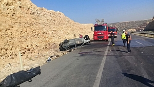 KAHRAMANMARAŞ'TA TAKLA ATAN OTOMOBİL YANDI: 1 ÖLÜ, 1 YARALI