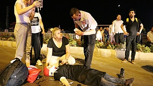 KARŞIDAN KARŞIYA GEÇMEK İSTEYEN AİLEYE CİP ÇARPTI BİRİ BEBEK 3 KİŞİ YARALANDI 