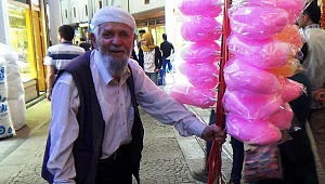 MUSTAFA DEDE EKMEĞİNİ PAMUK ŞEKERDEN ÇIKARIYOR