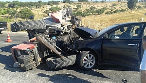 OTOMOBİL İLE TRAKTÖR ÇARPIŞTI: 7 YARALI