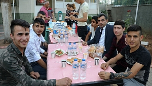 POLİS GENÇLERLE İFTARDA BULUŞTU 