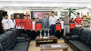 ŞAMPİYON GÜREŞÇİLER BAŞKAN AYDIN’I ZİYARET ETTİ