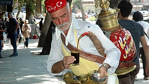 50 YILDIR MEYAN ŞERBETİ SATIYOR