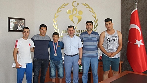 BOKS’TA BOZOKUL’DAN GÜMÜŞ MADALYA