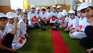 ÇOCUKLAR CAMİYE KOŞARAK GELİYOR