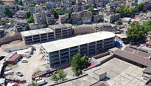 ÇOK KATLI OTOPARKTA KATLAR HIZ KESMEDEN YÜKSELİYOR