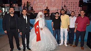 GELİN VE DAMAT, DÜĞÜNDEN ÖNCE DEMOKRASİ MEYDANINA GELDİ