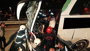 KAHRAMANMARAŞ’TA OTOBÜS TIRA ÇARPTI: 1 ÖLÜ, 26 YARALI