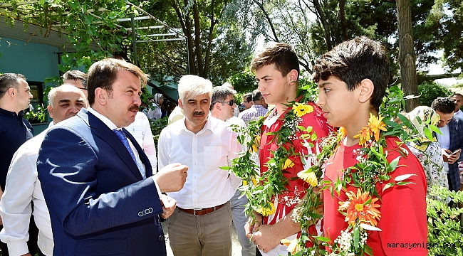 MİLLİ GÜREŞÇİLERİ KARŞILAMA