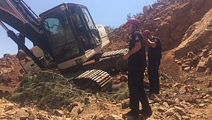 OPERATÖR KULLANDIĞI KEPÇENİN ALTINDA KALDI 