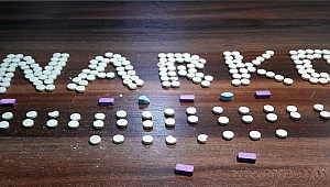 OTOMOBİLİN MOTOR BÖLÜMÜNDEKİ BORUDAN UYUŞTURUCU HAP ÇIKTI