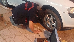 OTOMOBİLİN MOTOR BÖLÜMÜNE SIKIŞAN KEDİ, 2 SAATTE KURTARILDI