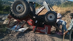 TRAKTÖR TAKLA ATTI: 2 YARALI